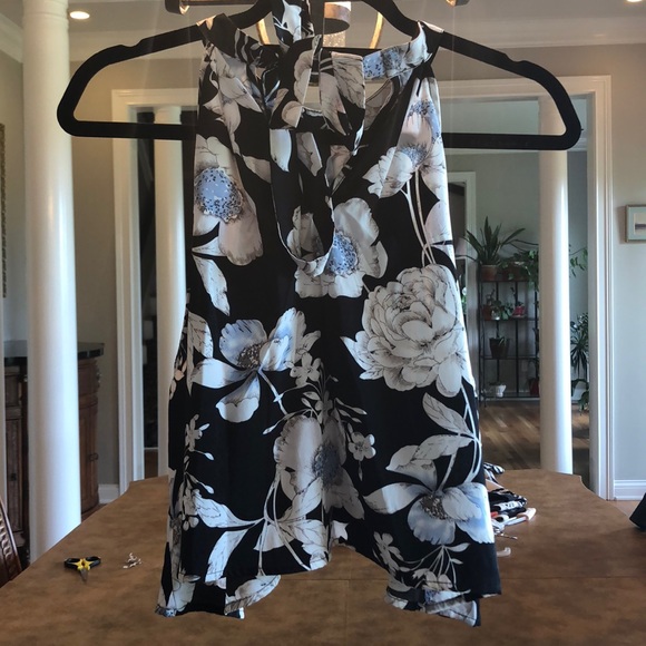 Two piece (sleeveless blouse/shorts) set - Picture 2 of 3